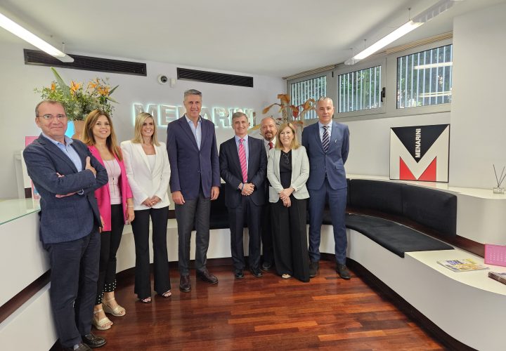 Xavier Garcia Albiol, alcalde de Badalona, visita la sede de Menarini en España