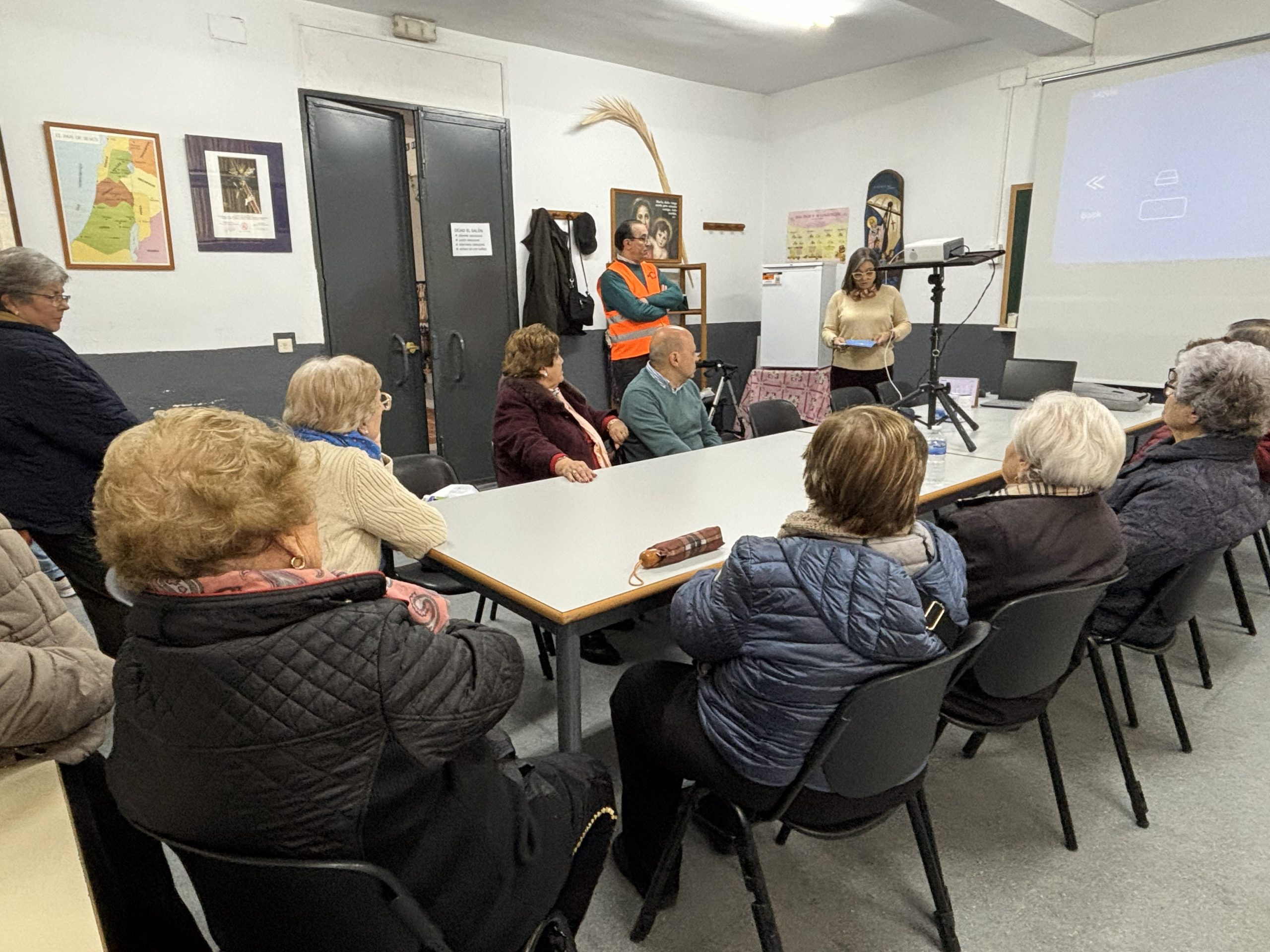 Taller de salud comunitaria con mayores impartido por la ONG +QFarmacia en el centro parroquial de Jesús de Nazaret y Nuestra Señora de la Consolación de Sevilla.