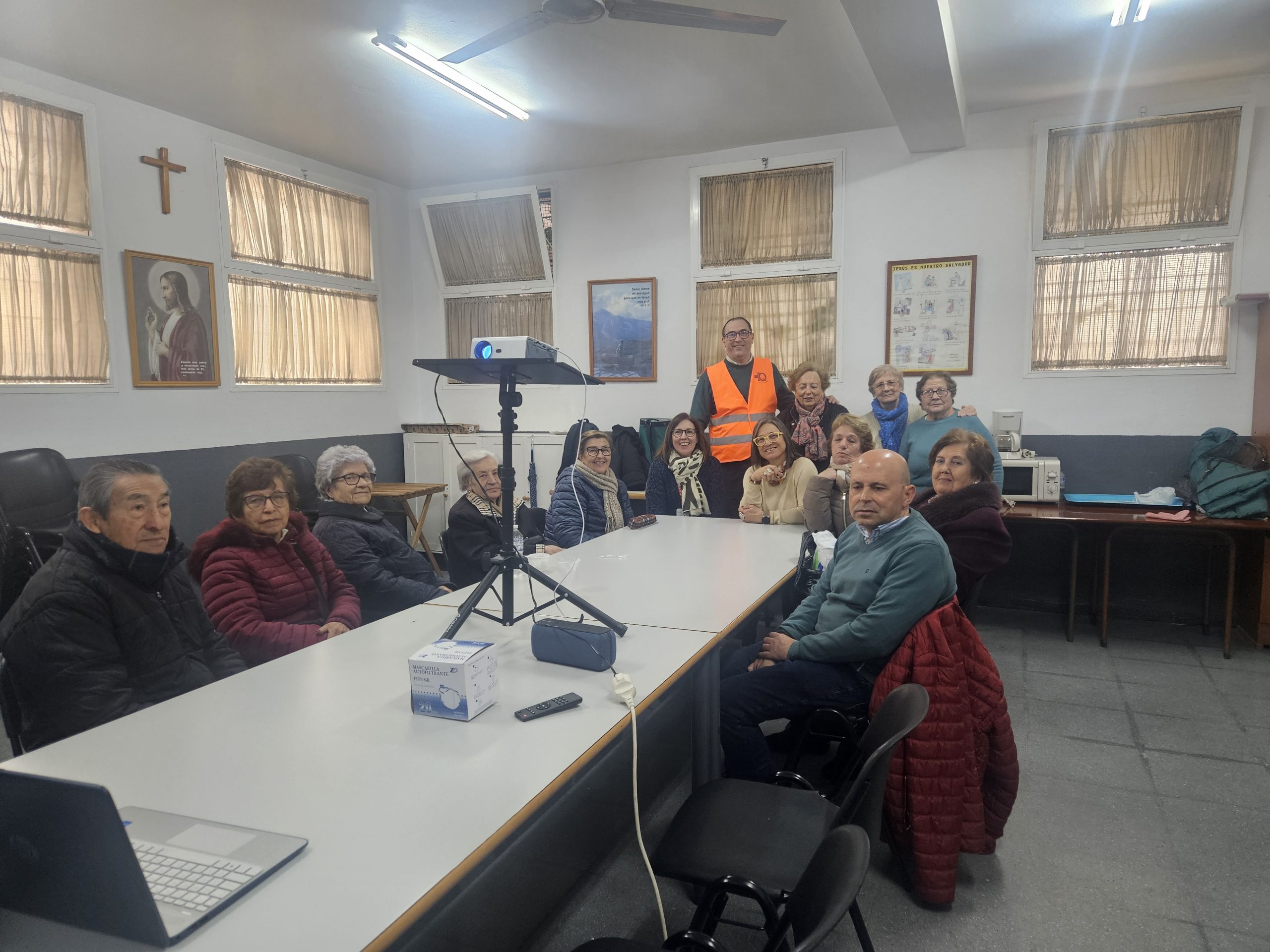 Taller de salud comunitaria con mayores impartido por la ONG +QFarmacia en el centro parroquial de Jesús de Nazaret y Nuestra Señora de la Consolación de Sevilla.